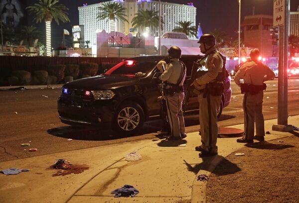 Ofițerii de poliție în apropierea stațiunii Mandalay Bay și a cazinoului din Las Vegas Strip Ofițerii de poliție în apropierea stațiunii Mandalay Bay și a cazinoului din Las Vegas Strip - Sputnik Молдова