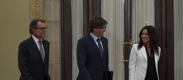 Carles Puigdemont (centru) și soția sa Marcela Topor - Sputnik Молдова