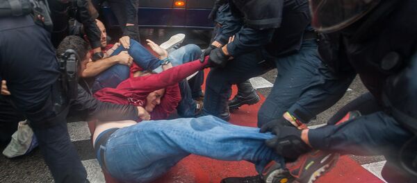 Столкновения у избирательных участков в ходе референдума о независимости Каталонии - Sputnik Moldova-România