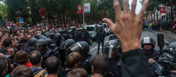 Столкновения у избирательных участков в ходе референдума о независимости Каталонии - Sputnik Moldova-România