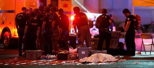 A body is covered with a sheet in the intersection of Tropicana Avenue and Las Vegas Boulevard South after a mass shooting at a music festival on the Las Vegas Strip in Las Vegas, Nevada, U.S. October 1, 2017 - Sputnik Moldova-România