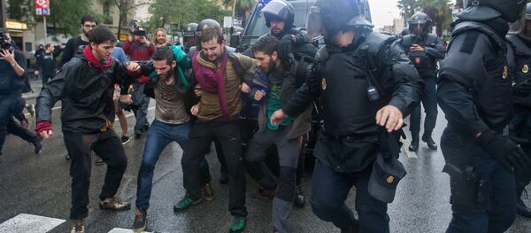 Столкновения у избирательных участков в ходе референдума о независимости Каталонии - Sputnik Moldova