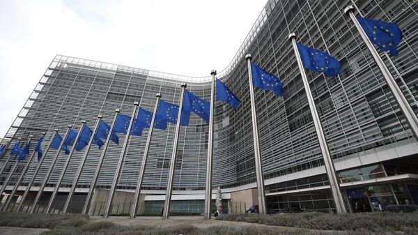 Флаги ЕС на фоне здания Европейской комиссии в Брюсселе. - Sputnik Молдова