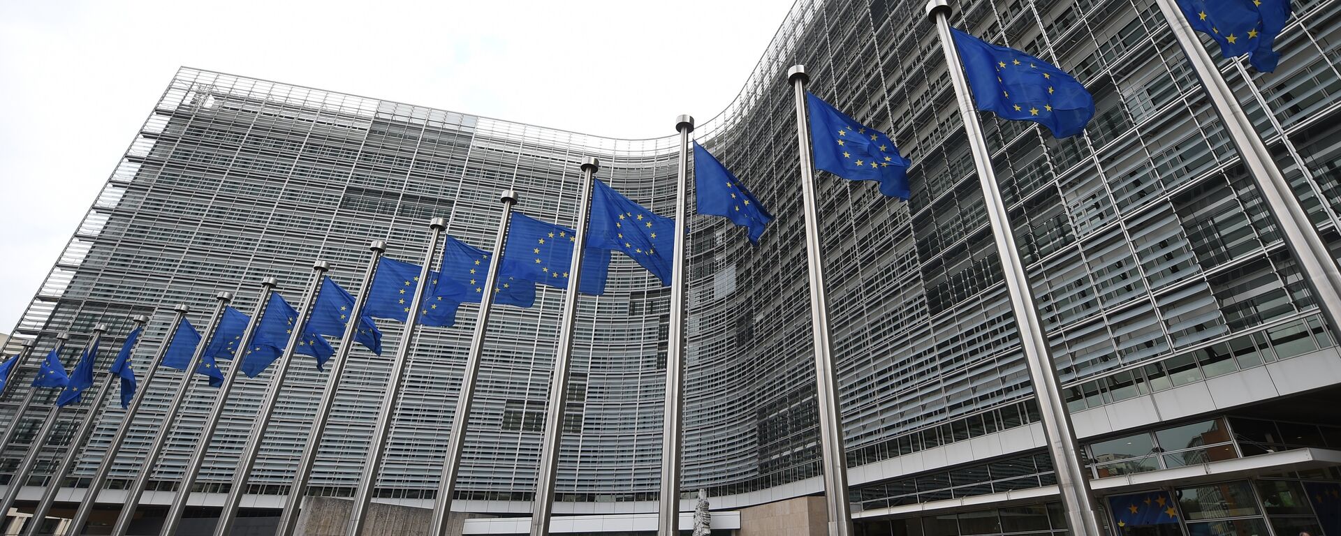 Флаги ЕС на фоне здания Европейской комиссии в Брюсселе - Sputnik Молдова, 1920, 30.11.2021