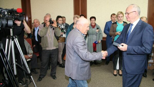 Посол России в Молдове Фарит Мухаметшин вручает тонометр пожилому жителю Гагаузии - Sputnik Молдова