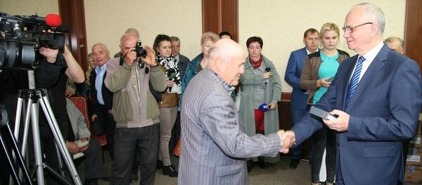 Посол России в Молдове Фарит Мухаметшин вручает тонометр пожилому жителю Гагаузии - Sputnik Молдова