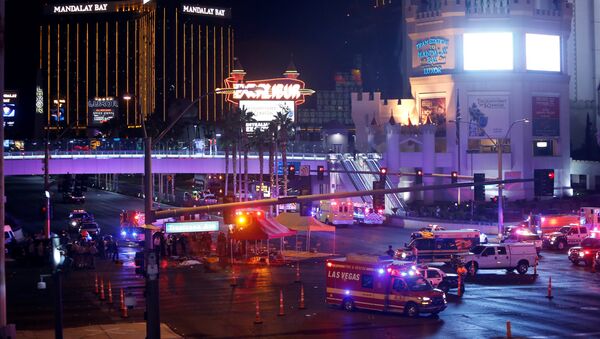 Las Vegas Metro Police and medical workers stage in the intersection of Tropicana Avenue and Las Vegas Boulevard South after a mass shooting at a music festival on the Las Vegas Strip in Las Vegas, Nevada, U.S. October 1, 2017 - Sputnik Moldova-România