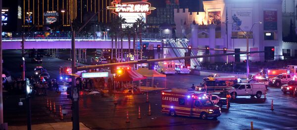 Las Vegas Metro Police and medical workers stage in the intersection of Tropicana Avenue and Las Vegas Boulevard South after a mass shooting at a music festival on the Las Vegas Strip in Las Vegas, Nevada, U.S. October 1, 2017 - Sputnik Moldova-România