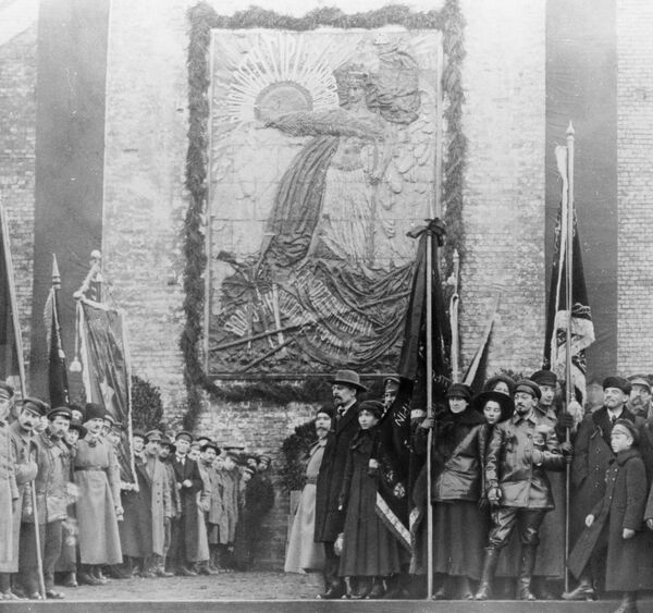 В.И. Ленин и Я.М. Свердлов на Красной площади у Кремлевской стены во время демонстрации трудящихся, посвященной 1-й годовщине Великой Октябрьской социалистической революции. 1918 год. - Sputnik Молдова