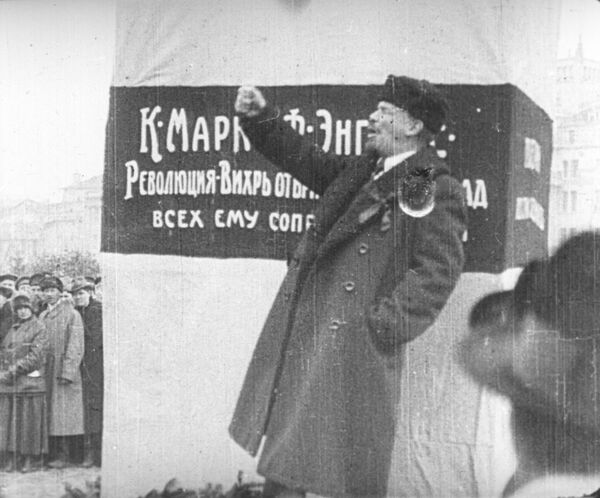 Владимир Ильич Ленин выступает на открытии временного памятника Карлу Марксу и Фридриху Энгельсу на площади Революции. 7 ноября 1918 года. - Sputnik Молдова