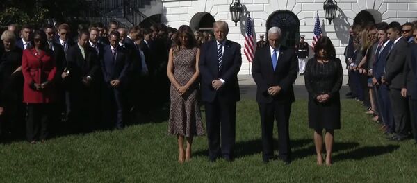 Дональд Трамп с супругой почтили память жертв стрельбы в Лас-Вегасе Дональд Трамп с супругой почтили память жертв стрельбы в Лас-Вегасе - Sputnik Молдова