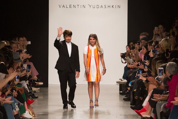 Creatorul de modă Valentin Yudashkin împreună cu fiica sa Galina, la prezentarea noii sale colecții în cadrul Săptămânii Modei de la Paris - Sputnik Moldova