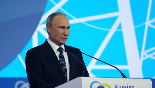 Президент РФ В. Путин принял участие в Международном форуме Российская энергетическая неделя - Sputnik Moldova-România