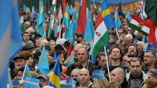 Participanții în timpul unei demonstrații pentru autonomia secuiască în fața ambasadei României din Budapesta, Ungaria, poză de arhivă - Sputnik Moldova-România