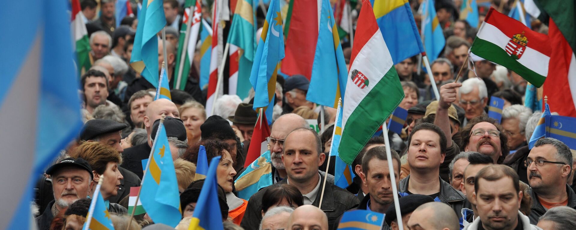 Participanții în timpul unei demonstrații pentru autonomia secuiască în fața ambasadei României din Budapesta, Ungaria, poză de arhivă - Sputnik Moldova-România, 1920, 21.01.2023