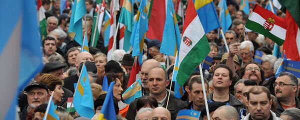 Participanții în timpul unei demonstrații pentru autonomia secuiască în fața ambasadei României din Budapesta, Ungaria, poză de arhivă - Sputnik Moldova-România