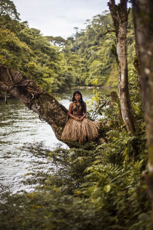 Фотография девушки из Амазонии в свадебном одеянии, включенная в книгу The Atlas of Beauty - Sputnik Молдова