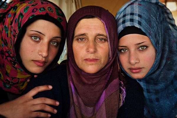 Фотография женщины с дочерьми из Сирии в греческом лагере для беженцев, включенная в книгу The Atlas of Beauty - Sputnik Молдова