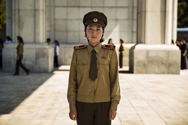 Фотография северкорейского гида в Пхеньяне, включенная в книгу The Atlas of Beauty - Sputnik Молдова