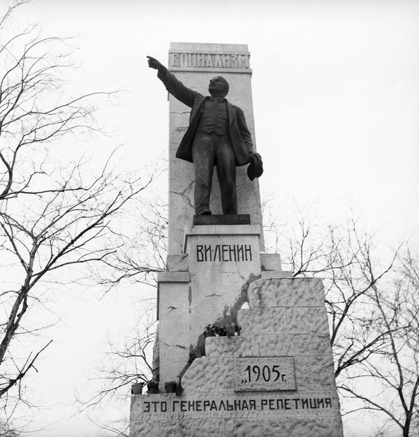 Памятник В.И. Ленину в Сормовском районе города Горького (ныне город Нижний Новгород). Установлен в 1927 году в честь 10-летия Великой Октябрьской социалистической революции. Скульптор В.В. Козлов. Архитектор А.А. Яковлев. Памятник В.И. Ленину в Сормовском районе города Горького (ныне город Нижний Новгород). Установлен в 1927 году в честь 10-летия Великой Октябрьской социалистической революции. Скульптор В.В. Козлов. Архитектор А.А. Яковлев. - Sputnik Молдова