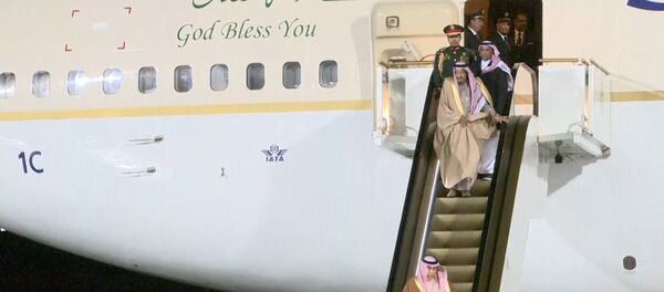 У короля Саудовской Аравии в аэропорту заклинило золотой трап - Sputnik Молдова