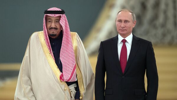 Президент РФ Владимир Путин и король Саудовской Аравии Сальман Бен Абдель Азиз Аль Сауд (слева) во время встречи - Sputnik Молдова
