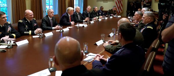 Donald Trump cu lideri militari - Sputnik Moldova-România