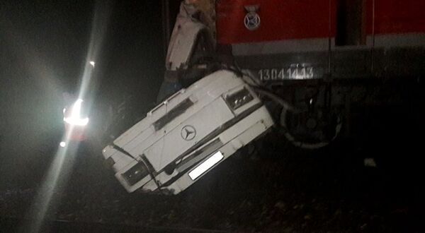 Автобус и поезд столкнулись на железнодорожном переезде во Владимирской области - Sputnik Молдова