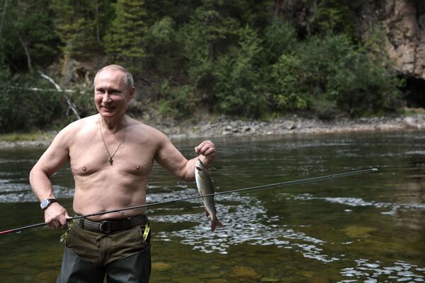 Президент РФ Владимир Путин во время рыбалки на каскаде горных озер в Республике Тыва - Sputnik Молдова