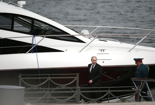 Президент России Владимир Путин во время участия в торжествах по случаю Дня ВМФ в Санкт-Петербурге - Sputnik Молдова