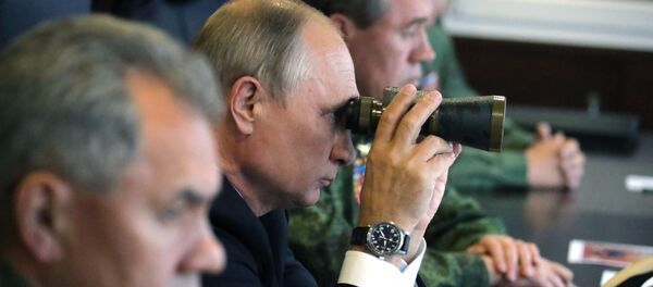 Президент РФ Владимир Путин во время инспекции действий вооруженных сил Союзного государства России и Белоруссии на основном этапе совместного стратегического учения Запад-2017 на полигоне Лужский - Sputnik Moldova-România