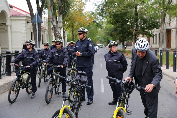 Ambasadorul SUA la Chișinău, James Pettit la lansarea Serviciului de patrulare pe biciclete al INP Ambasadorul SUA la Chișinău, James Pettit la lansarea Serviciului de patrulare pe biciclete al INP - Sputnik Moldova-România