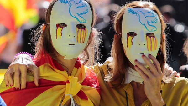 Женщины в масках во время митинга в защиту единства Испании в Барселоне - Sputnik Молдова