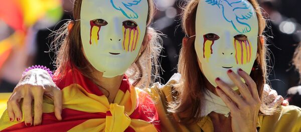 Женщины в масках во время митинга в защиту единства Испании в Барселоне - Sputnik Молдова