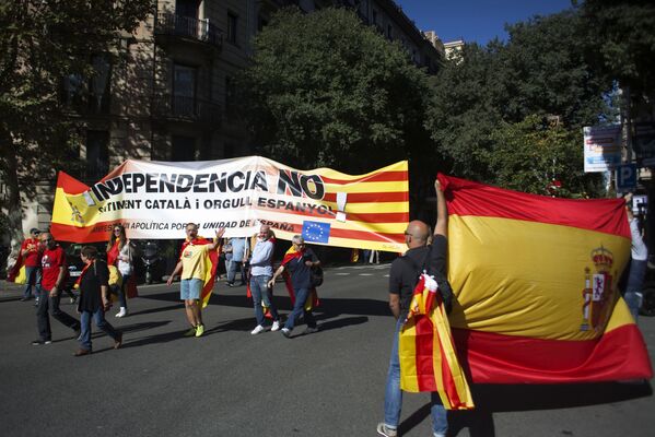 Участники митинга в защиту единства Испании в Барселоне - Sputnik Молдова