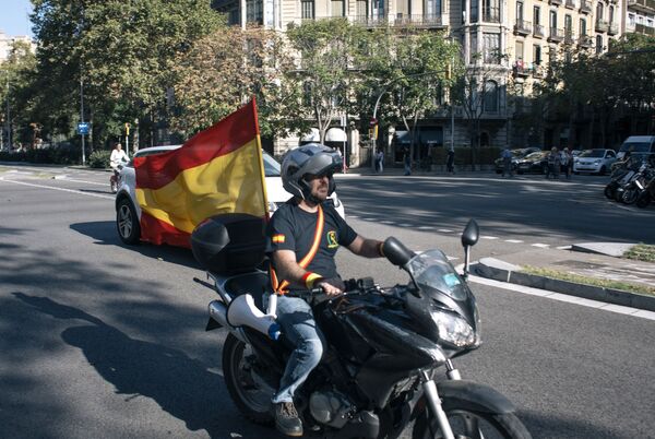 Участник митинга в защиту единства Испании в Барселоне - Sputnik Молдова