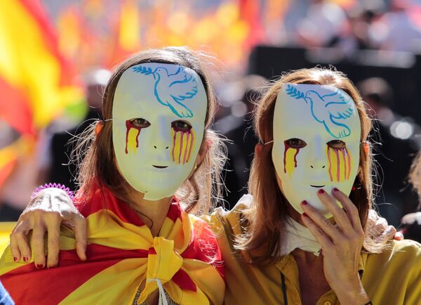Женщины в масках во время митинга в защиту единства Испании в Барселоне - Sputnik Молдова