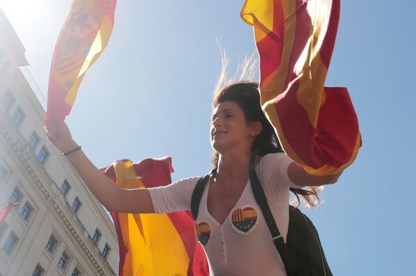 Участница митинга в защиту единства Испании в Барселоне - Sputnik Молдова