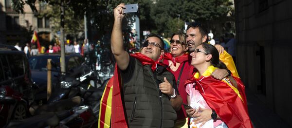 Участники митинга в защиту единства Испании в Барселоне - Sputnik Молдова