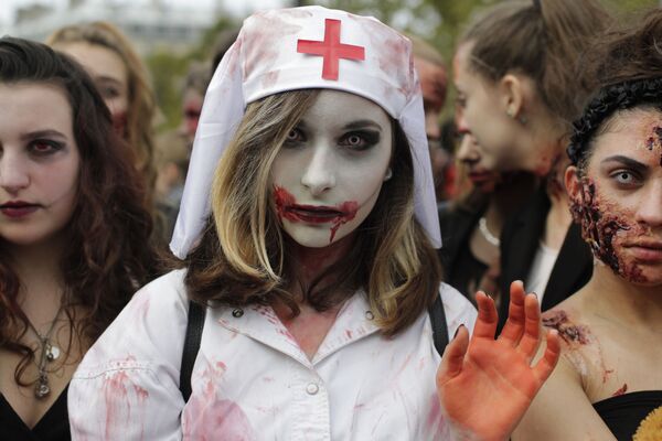 Участник зомби-парада в Париже - Sputnik Молдова