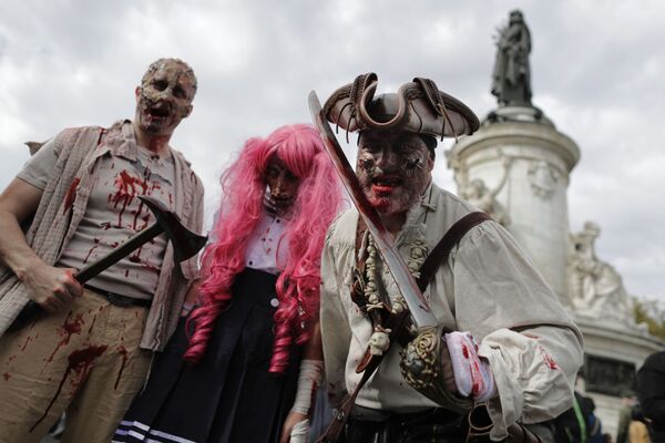Участники зомби-парада в Париже - Sputnik Молдова