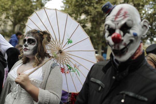 Участники зомби-парада в Париже - Sputnik Молдова