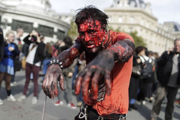 Участник зомби-парада в Париже - Sputnik Молдова
