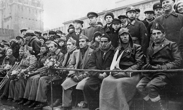 Антифашисты-республиканцы, участники гражданской войны в Испании на Красной площади во время военного парада. Москва, 7 ноября 1937 года - Sputnik Молдова