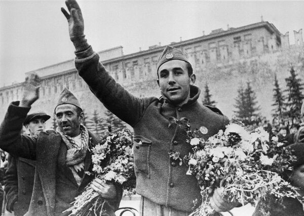 Бойцы республиканской армии Испании (отец и сын) на Красной площади во время празднования 20-й годовщины Великой Октябрьской социалистической революции. Москва, 7 ноября 1937 г. - Sputnik Молдова