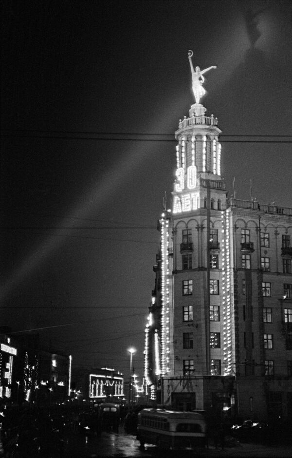 Праздничная иллюминация на Пушкинской площади в честь 30-летия Октябрьской социалистической революции. Москва, 7 ноября 1947 года - Sputnik Молдова