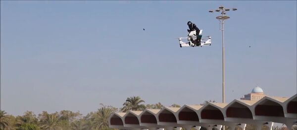 Полиция Дубая и компания HoverSurf показали гибрид мотоцикла и дрона Полиция Дубая и компания HoverSurf показали гибрид мотоцикла и дрона - Sputnik Молдова