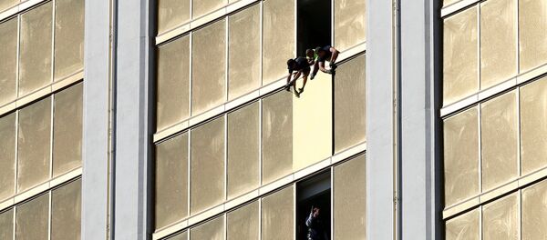 Workers board up a broken window at the Mandalay Bay hotel in Las Vegas - Sputnik Moldova-România