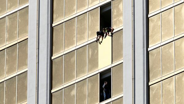 Workers board up a broken window at the Mandalay Bay hotel in Las Vegas - Sputnik Moldova-România