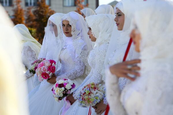 В цветочном парке состоялось бракосочетание 199 пар во время празднования 199-летия города Грозного. - Sputnik Молдова